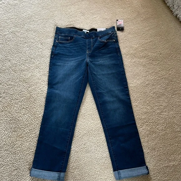 Croft and Barrow Relaxed Girlfriend pull on jeans. - Picture 2 of 5